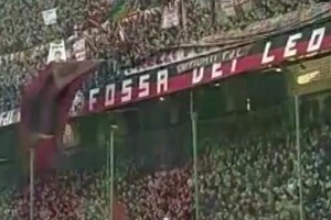 金球先生！04年12月13日，舍瓦向球迷們展示金球！